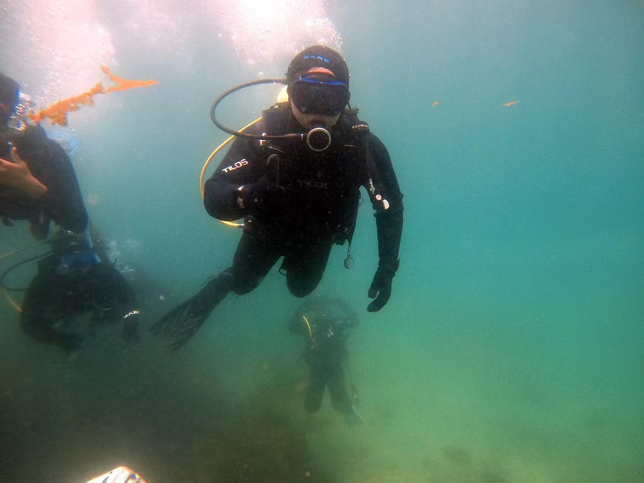 Underwater team dive
